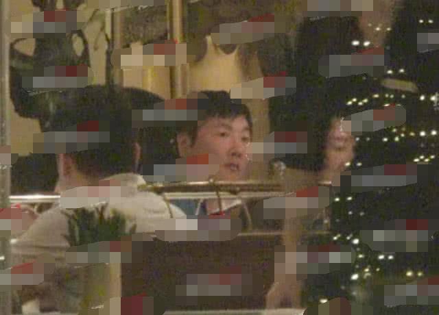 孫楠的老婆是誰（孫楠與妻子潘蔚雙雙幸福肥很有夫妻相，給老婆夾菜親吻臉頰超有愛）