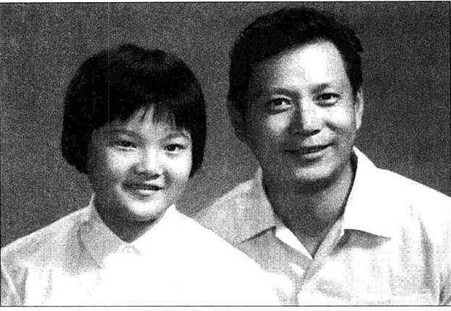 洪晃的父親是誰(洪晃：父親是有錢人家的公子哥，自小衣食無憂，每天開轎車喝咖啡)