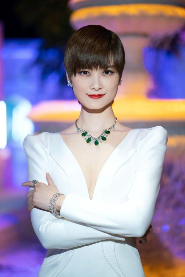 李宇春個人資料簡介及照片（李宇春，出道以來爭議不斷，如今患“不死癌症”，38歲仍單身未婚）