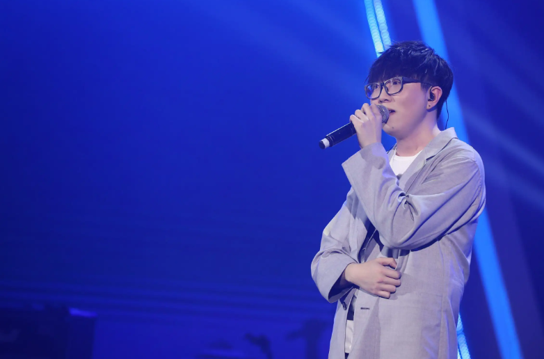 毛不易個人資料簡介及家庭背景（毛不易：因《消愁》封神，用才華戰勝資本，他的成名之路有多坎坷）