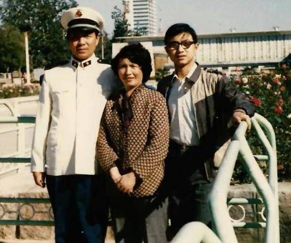 汪峰個人資料簡介（汪峰對早逝的父親有愧，天堂有一雙媽媽的眼睛，在看著我們）