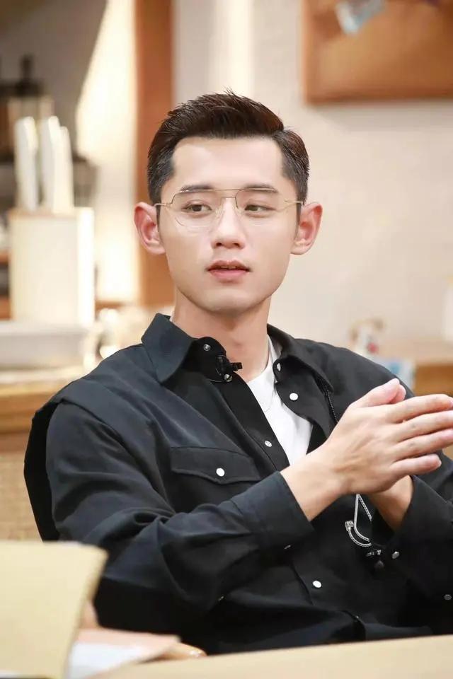 張繼科個人資料簡介及身高（好事將近？34歲張繼科開豪車深夜約會，同回愛巢，新女友不輸景甜）