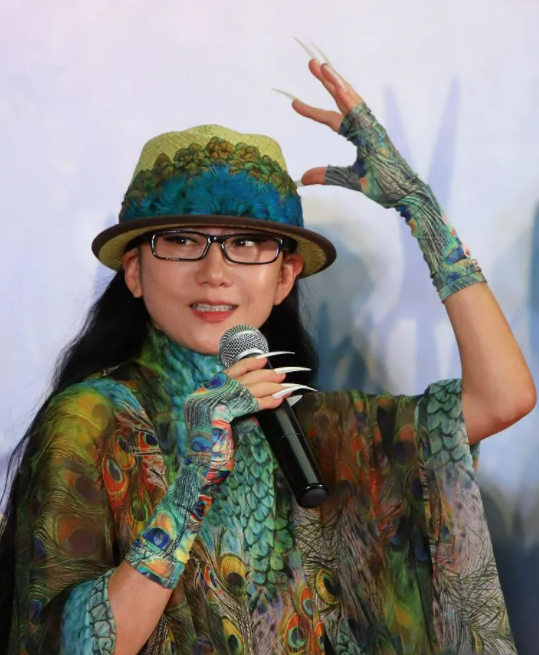 楊麗萍簡介個人資料（63歲無兒女、無老伴、如今舞蹈也沒了，楊麗萍的人生是成功的嗎？）