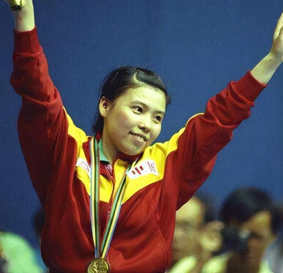 鄧亞萍簡介及個人簡歷（「乒乓球女皇」鄧亞萍：因個子太矮被拒絕入隊，轉身贏得18枚金牌）