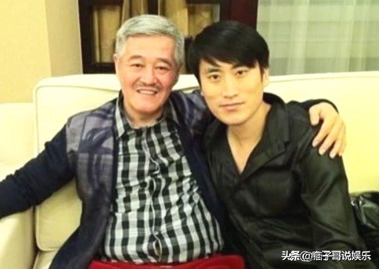 唐國強簡介個人履歷（七十歲唐國強現身米國機場，小他十二歲妻子後邊跟隨，說明了什麼）