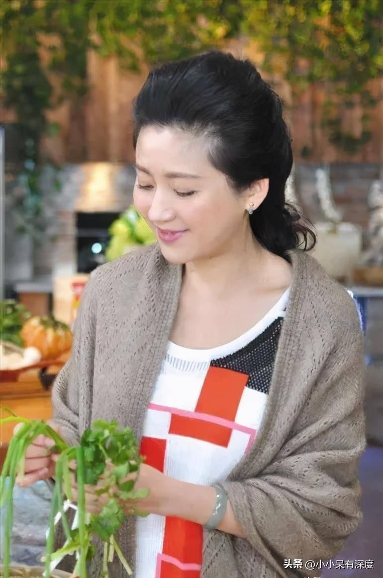 王小丫簡介個人資料（王小丫近照，胖了！看到她的這一經典手勢，又是一波回憶炸彈啊）