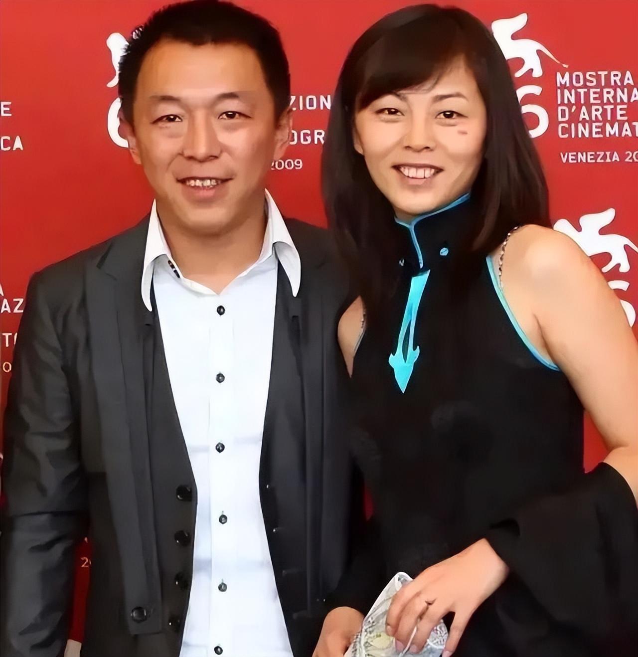 黃渤簡介個人資料（百億影帝黃渤：曾被林志玲當眾“告白”，卻獨寵初戀女友28年，結婚15年無緋聞）