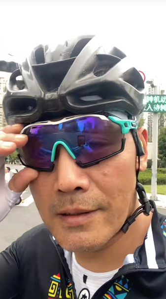 邵兵個人資料簡介及家庭背景（54歲邵兵近照老太多，街頭騎行無人識，送女兒去國外生活很愜意）