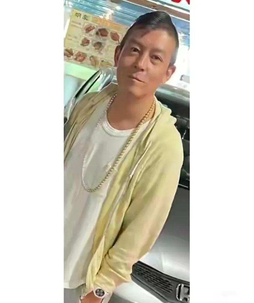 陳冠希簡介和個人資料（陳冠希：衣服皺皺巴巴，吃平價快餐，顏值滑坡很心酸，似有苦難言）