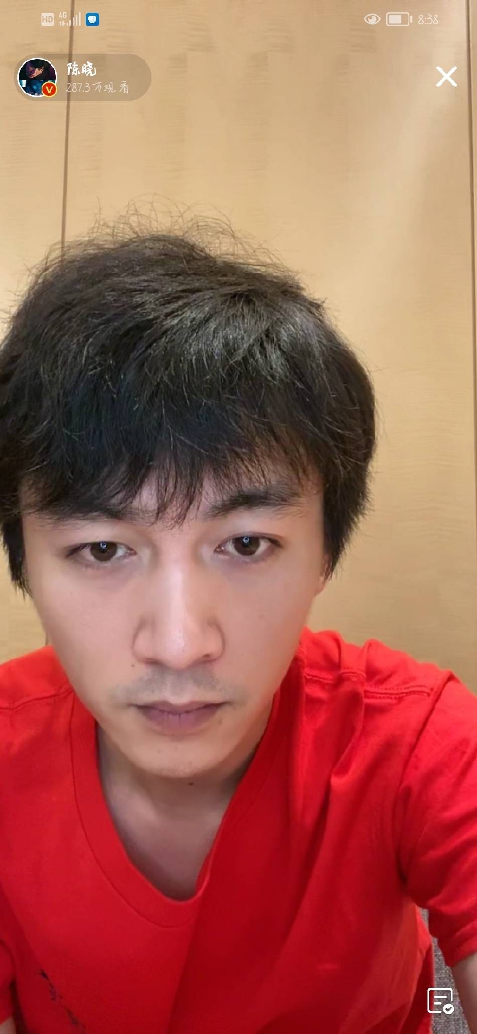 快手陳曉個人資料簡介（陳曉直播與彈幕網友互動 著紅色休閒短袖狀態佳）