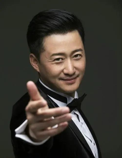 吳京個人資料及生活（硬漢吳京住8000萬豪宅，開490萬法拉利，他的生活讓男人非常羨慕）