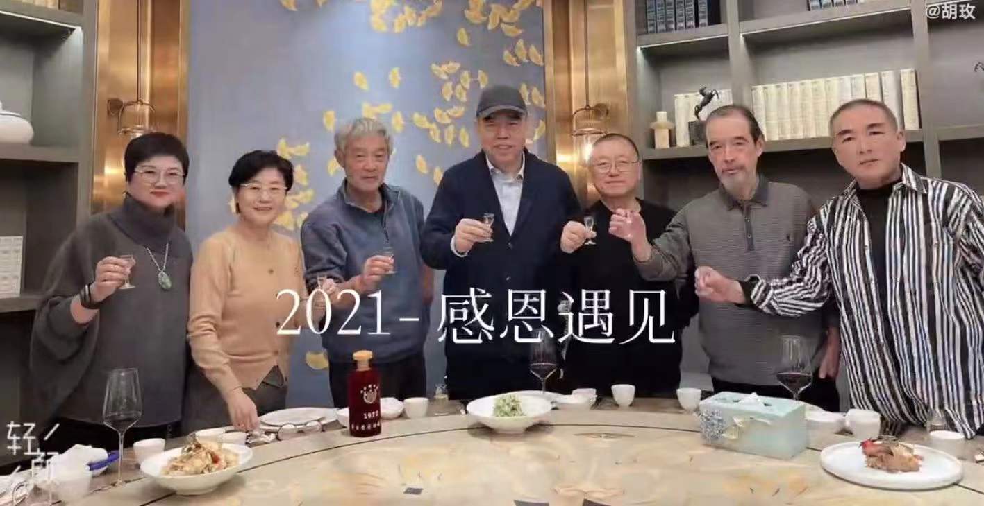 陳紅個人資料陳凱歌的老婆（78級導演聚會，陳凱歌帶著老婆陳紅參加，陳紅真實顏值曝光）