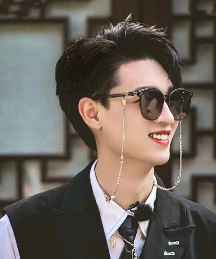 秦霄賢個人資料簡介（秦霄賢，沒想到你是這樣的人！）