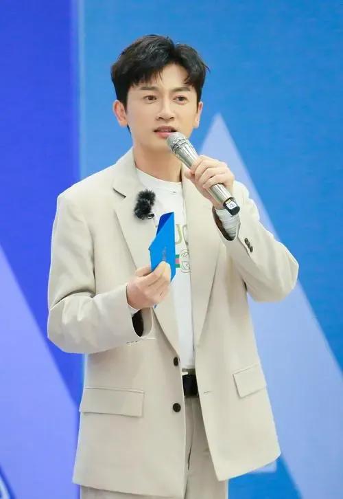 蘇有朋個人資料簡介詳解（蘇有朋剪頭髮花了2000元，一件衛衣9000元，他的生活過得很幸福）