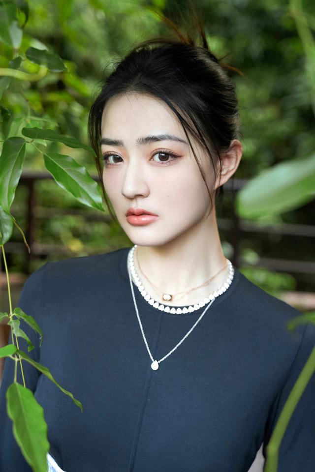 徐璐個人資料簡介及父親（徐璐：一根皮帶4000塊，高定禮服堆積如山，年紀輕輕就資產過億）