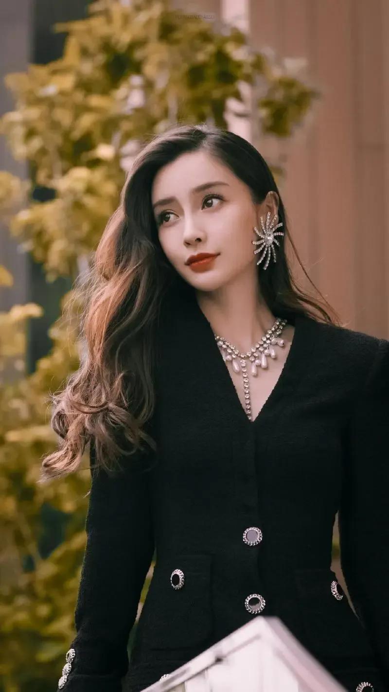 楊穎個人資料介紹（楊穎手提愛馬仕包包，開一輛蘭博基尼跑車，她的生活過得讓女孩很羨慕）