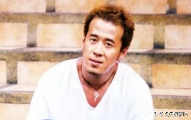 楊坤個人資料經紀人（「好色男」楊坤：一邊寫歌懷念前女友，一邊左擁右抱夜會美女）