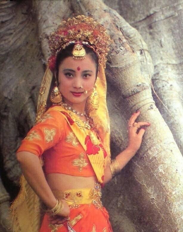 李玲玉個人資料簡介國籍（第一代“甜歌皇后”，總被傳離婚、改國籍，她到底是怎樣的李玲玉）