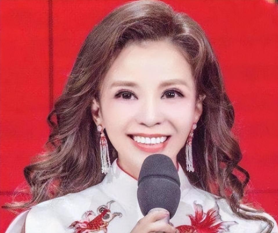 朱迅的個人資料及人物關係(央視主持朱迅：嫁大8歲王志伺候癱瘓公公，如今49歲被丈夫寵成寶)