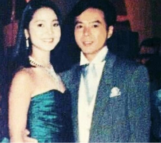 鄧麗君個人資料與簡介是屬什麼的(鄧麗君：愛過5個男人，42歲與27歲法國男友訂婚，風光背後有淚水)