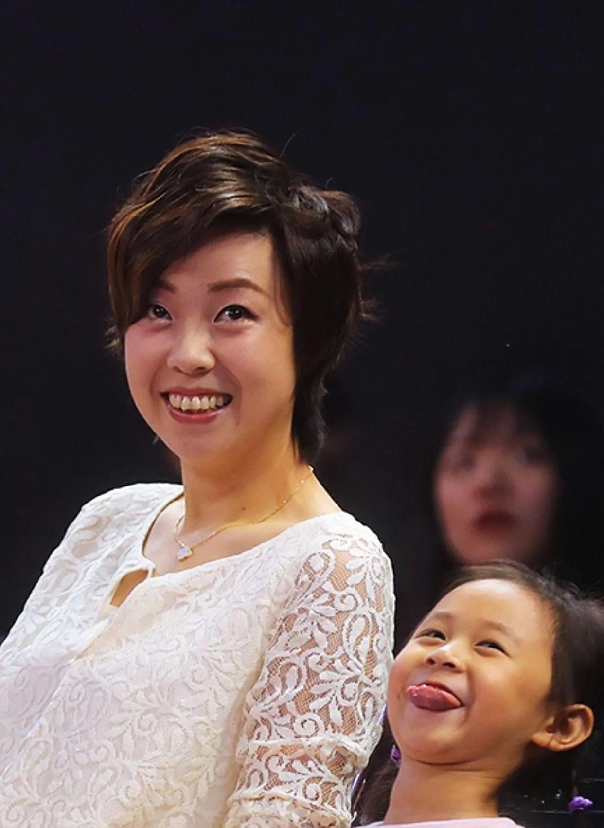 張怡寧老公的個人資料情史（張怡寧：嫁給愛情，婚後笑容多了，六旬老公欲拼三胎她全力配合）