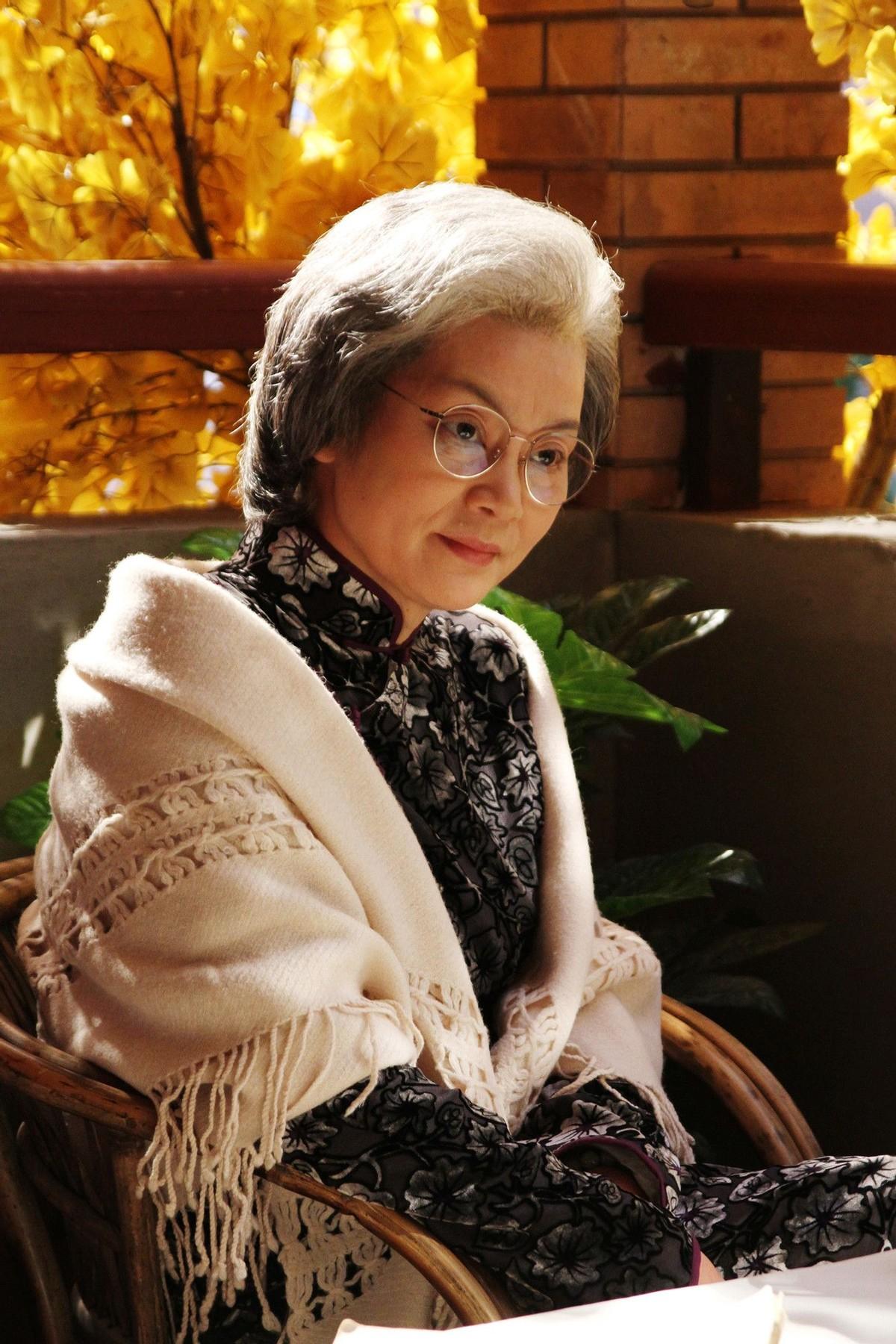 潘虹的個人資料簡介結婚了嗎（國家一級演員潘虹：24歲嫁人，28歲爆紅，68歲未婚無兒無女）