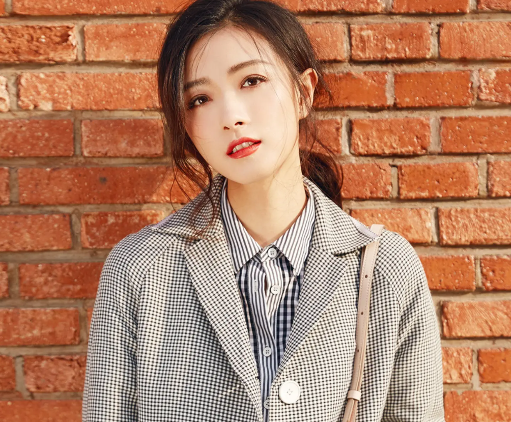 萬茜個人資料簡介新聞（演員萬茜：我這輩子最正確的決定，就是40歲為小老公生小孩）