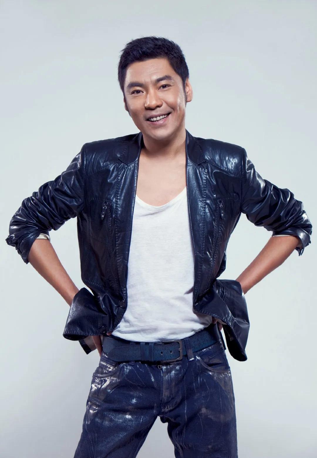 屠洪剛個人資料簡介（屠洪剛：一婚娶黛西，二婚娶演員，三婚娶小助理終獲幸福）