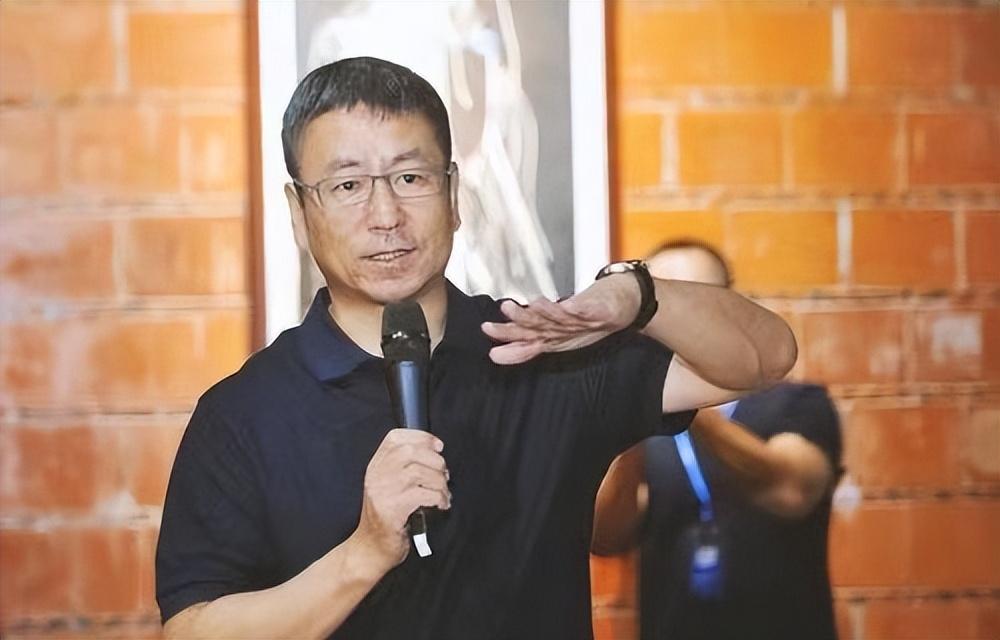 白岩鬆的個人資料簡介（白岩松背後的女人：幫老公成央視名嘴，培養兒子成名校學霸）