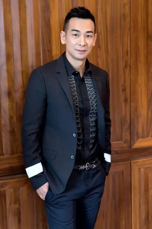 趙文卓個人資料（趙文卓：娶小8歲東北小丫，婚後連生三胎，如今一家五口其樂融融）