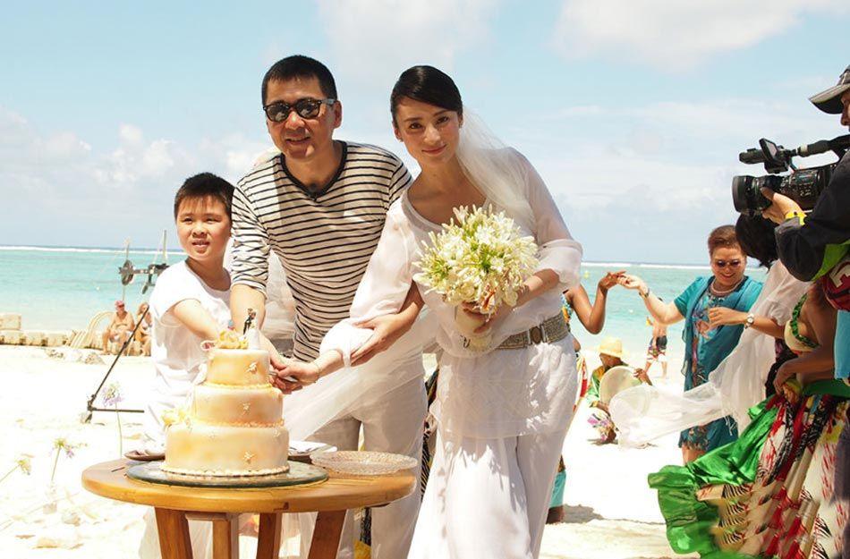 陳建斌個人資料簡介（陳建斌夫婦駕百萬豪車出行，穿風衣大佬範十足，4歲幼子個性活潑）