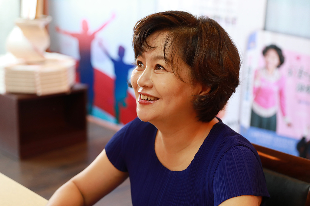 央視主播鞠萍的個人資料簡介（27歲當媽媽，有過一次婚姻，攜子再婚也幸福）