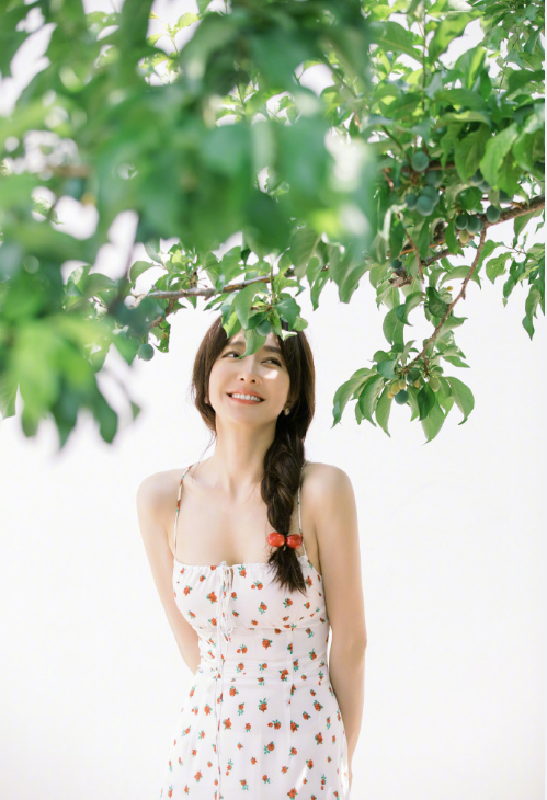 42歲秦嵐個人資料簡介圖片（穿低胸吊帶裙露事業線，鎖骨突出皮膚細膩）