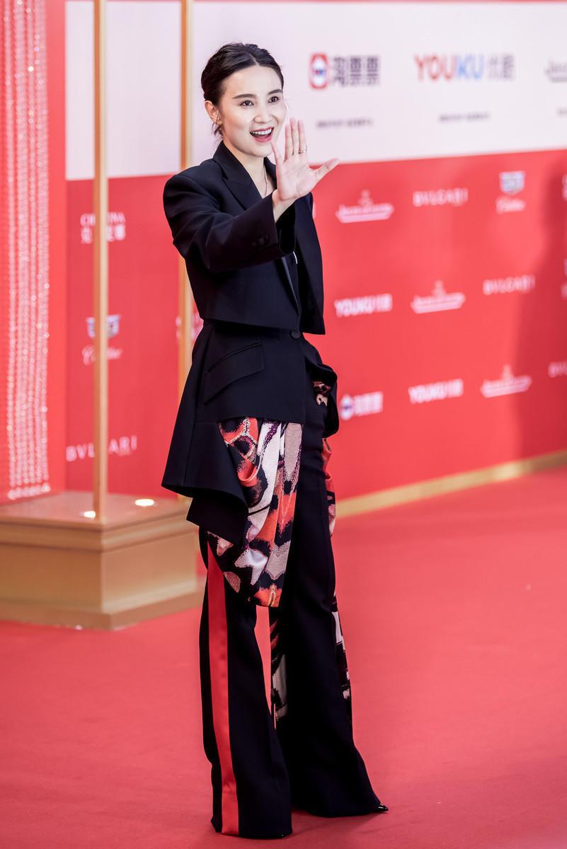 宋佳身高有一公尺七嗎？穿黑色西裝配喇叭褲走紅毯，氣質炸裂