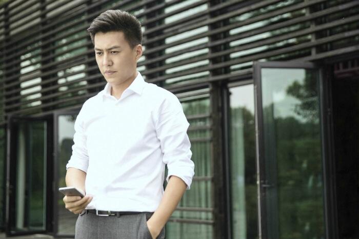 演員靳東是哪裡人，他和高曙光有何奇緣，顏值如何一路走高