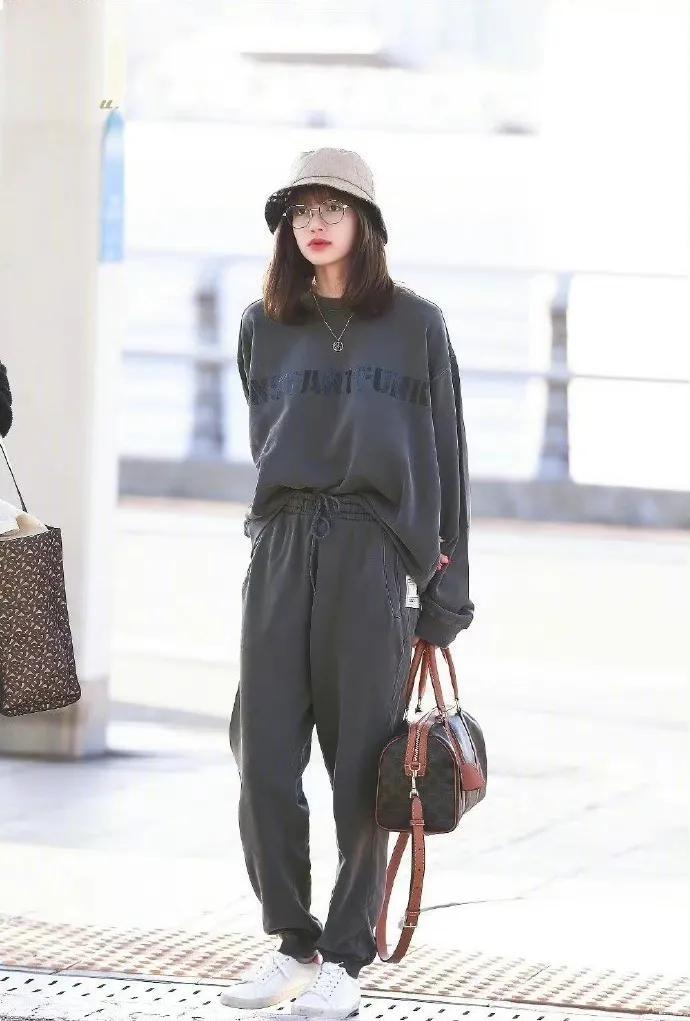 lisa 個人檔案簡介： 「人間芭比」Lisa，標準九頭身材