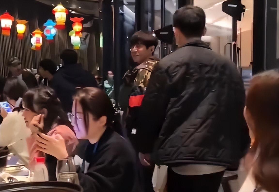 何炅現身平價自助餐廳，與吃飯的學生熱情打招呼，勤儉節約接地氣