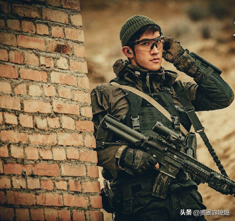 被35歲李治廷帥到了！穿背心大秀八塊肌，堪稱行走的荷爾蒙