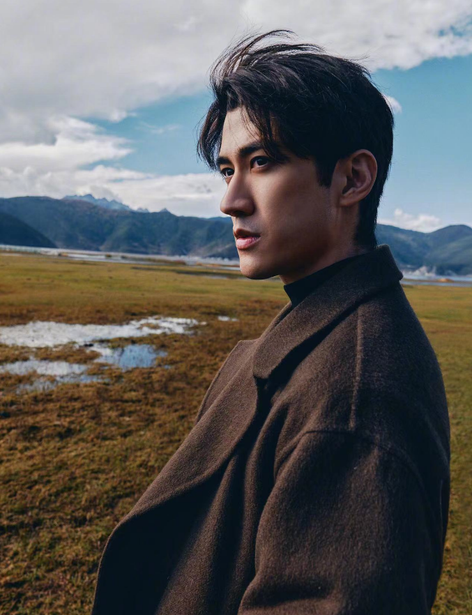 沒想到身高175的李治廷，穿大衣+西裝褲這麼有氣場，小個子可以學