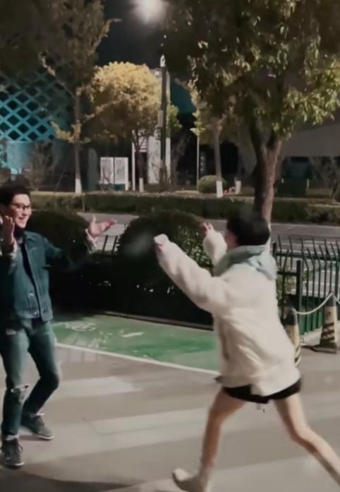 主持人曉敏冷天露長腿，撲進李好懷中秀恩愛，夫妻都是江蘇台台柱