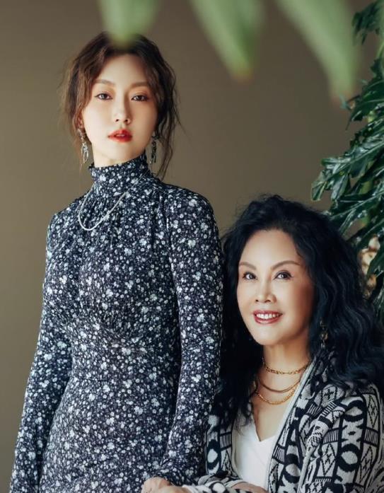 潘陽婚後淡出演藝圈，石磊有什麼樣的背景能讓潘長江把女兒嫁給他