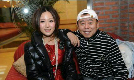 潘陽一家出遊照，億萬富豪老公把她寵上天，6歲兒子像極了潘長江