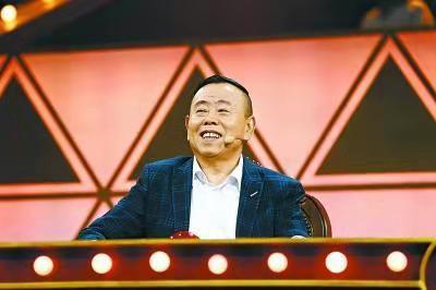 潘長江女兒潘陽好幸福，老公曾豪贈3800萬法拉利，一家人幸福美滿