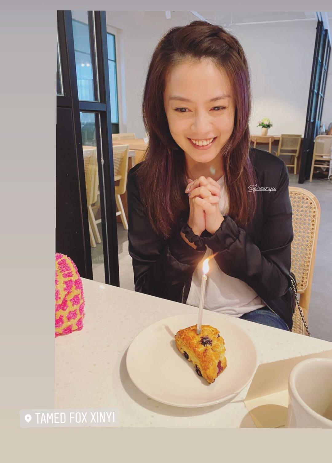 週渝民老婆喻虹淵33歲生日，4歲女兒少見出鏡，綁馬尾超可愛