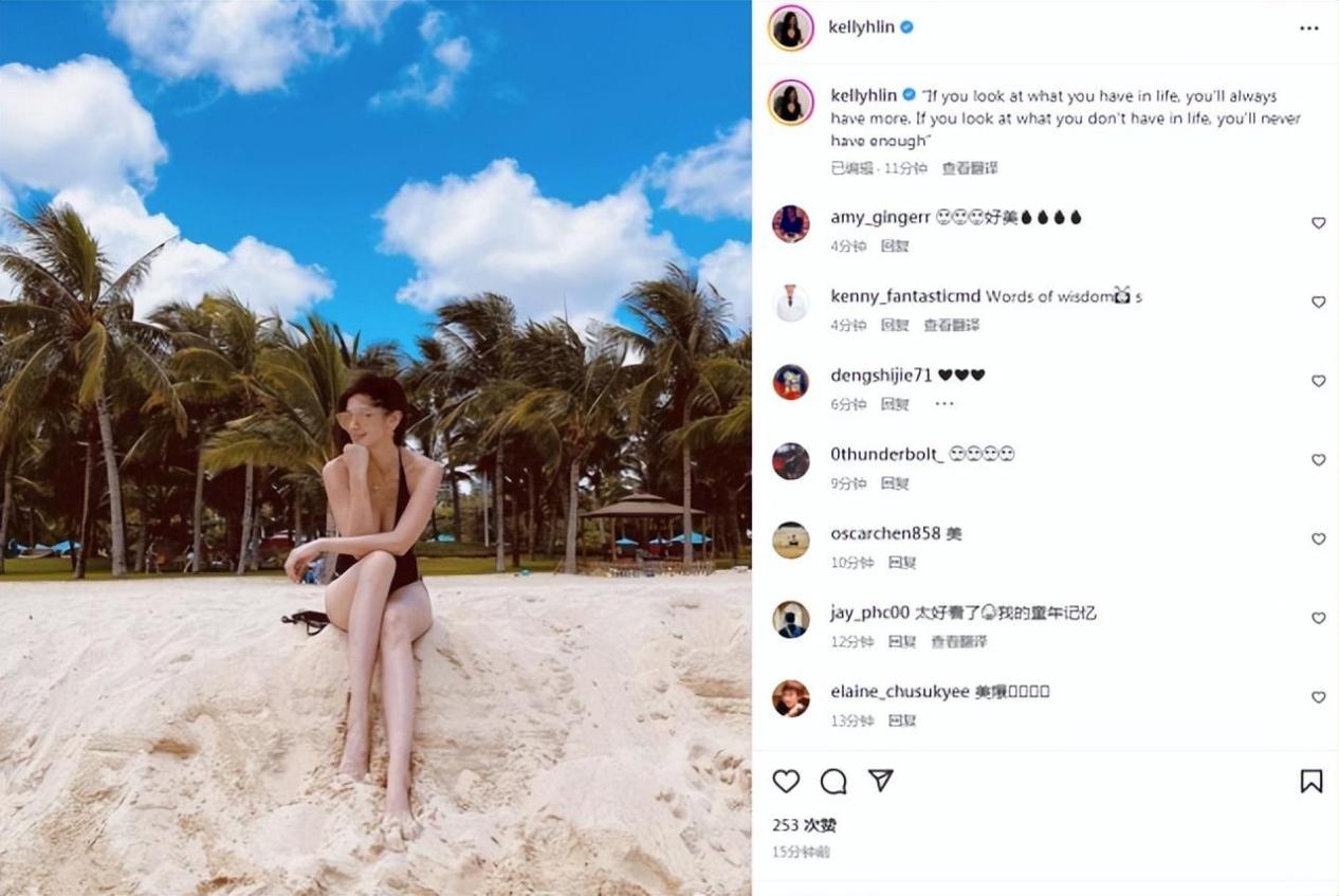 47歲林熙蕾曬性感泳裝照！坐在沙灘上身材火辣，顏值凍齡似少女