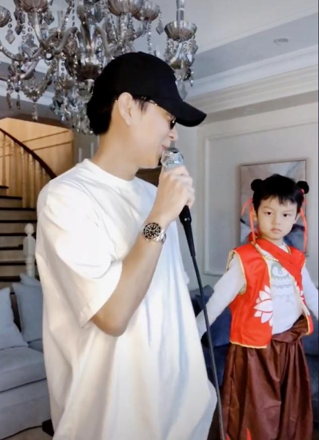 李好和妻子曉敏婚姻始於《一站到底》，結婚八年恩愛如初兒子可愛