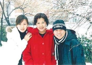 潘陽和老爸跳舞，突然伸手將潘長江嚇成”猴”，父女倆顏值差好大