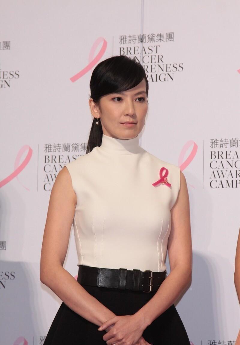 中年的林熙蕾挺真實的，無袖上衣配黑裙，不扮嫩看著也挺有韻味