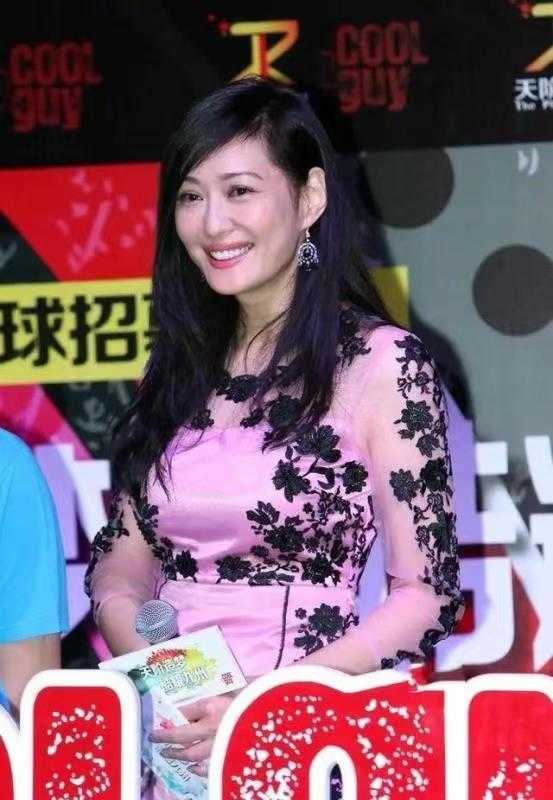 孟廣美真是“時光尤物”，穿著粉紅色洋裝優雅迷人，哪像大媽輩的人