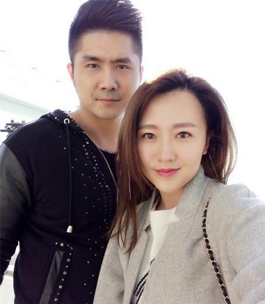 潘長江富豪女婿近照曝光，與兒子玩耍，很接地氣